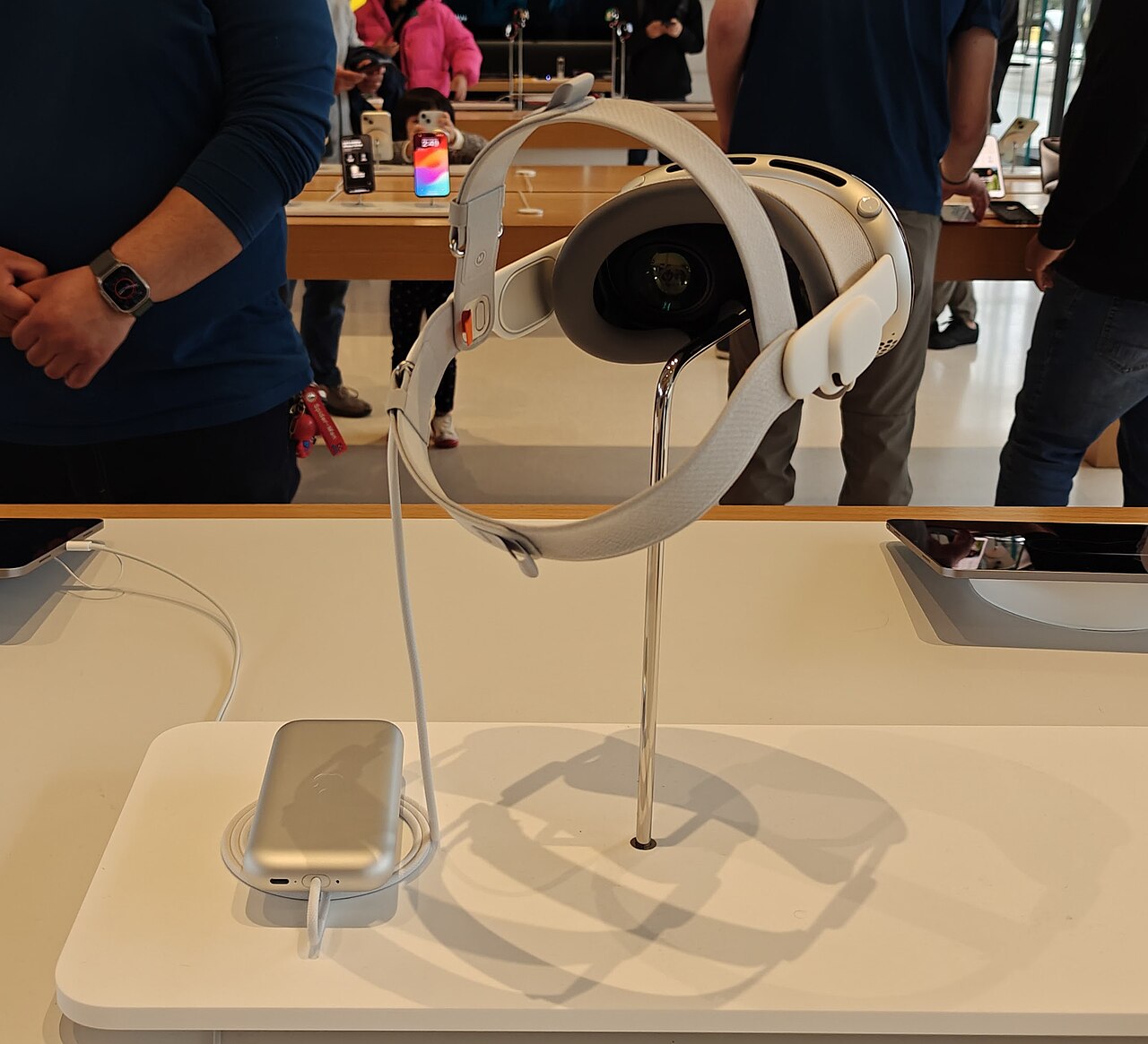Apple Vision Pro com seu carregador
